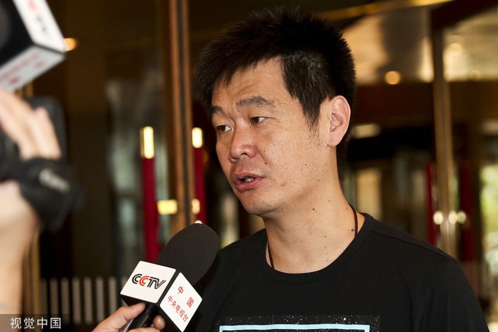 一听叶辰下令要把这辆车焊死，那个工人立刻招呼过来好几名工友帮忙，紧接着，很多人便抬着各种钢筋，钢板快速跑了过来。